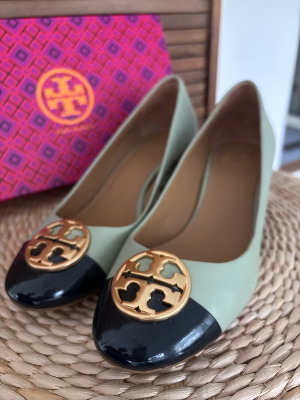 Tory Burch Mint Leather Flats with Ink Blue Patent Toe and Gold Logo Size 8
